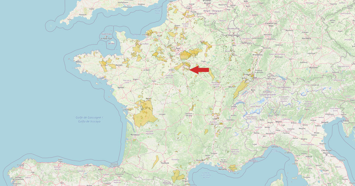 En jaune, les zones de captage d'eau potable qui doivent être protégées en France. La flèche indique celle de Douchy-Montcorbon.